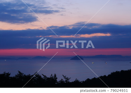 從和山山眺望瀨戶內海的晨景 從和山山眺望瀨戶內海的晨景 79024931