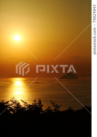 Morning view of the Seto Inland Sea seen from Mt. Washuzan 79024943