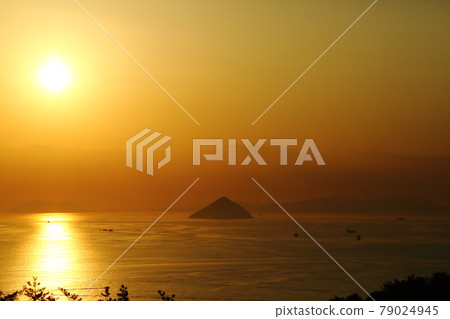 Morning view of the Seto Inland Sea seen from Mt. Washuzan Morning view of the Seto Inland Sea seen from Mt. Washuzan 79024945
