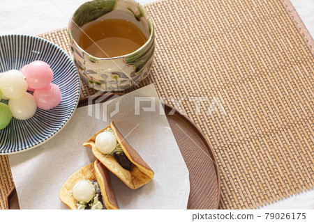 餃子和銅鑼燒等茶和甜點 79026175