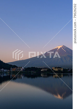 (Yamanashi Prefecture) Upside down Fuji and the sky at dawn, Lake Kawaguchi 79026202