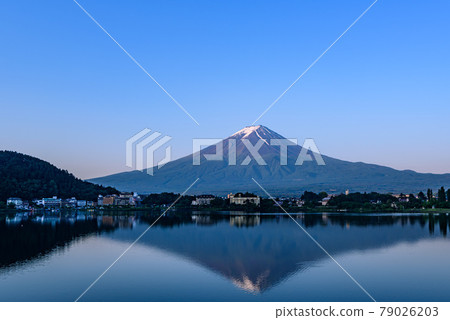 (Yamanashi) Upside down in the morning Fuji / Kawaguchiko 79026203