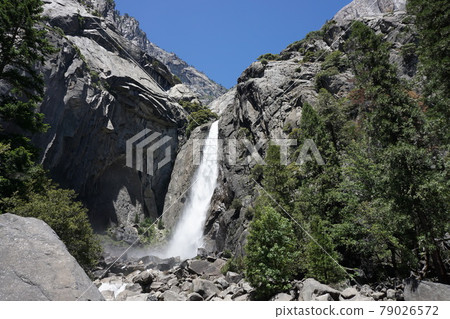 有很多水的優勝美地瀑布 79026572