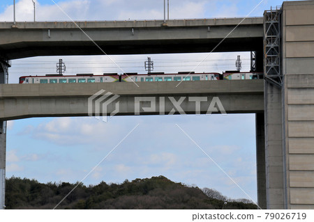 所有車輛從北邊山瀨戶大橋的錨架部分出現的2700系列3節車廂列車的特快南浦 所有車輛從北邊山瀨戶大橋的錨架部分出現的2700系列3節車廂列車的特快南浦 79026719