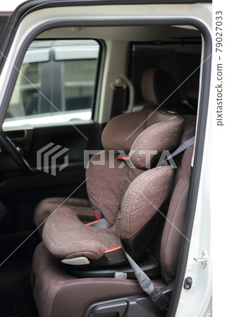 Junior seat (child seat) installed in the passenger seat of a mini vehicle 79027033