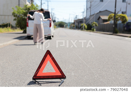 一個女人把車拋錨放三角停車展示版 一個女人把車拋錨放三角停車展示版 79027048