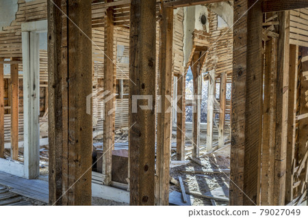 abandoned house interiror 79027049