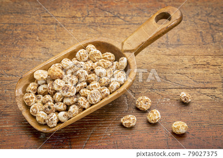 organic peeled tiger nuts 79027375