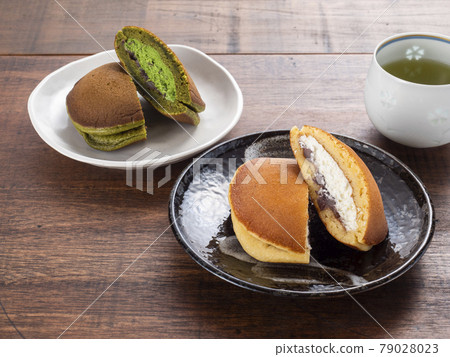 Raw dorayaki plain and matcha flavor 79028023
