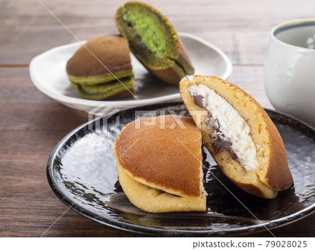 Raw dorayaki plain and matcha flavor 79028025