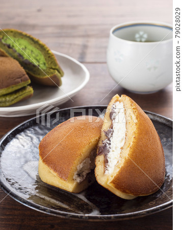Raw dorayaki plain and matcha flavor 79028029
