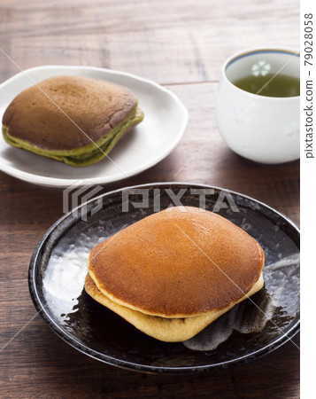 Raw dorayaki plain and matcha flavor 79028058