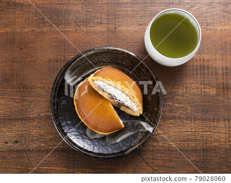 Raw dorayaki 79028060