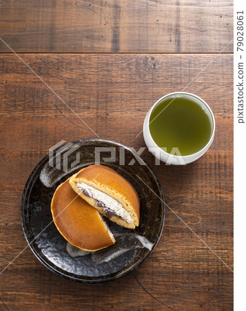 Raw dorayaki 79028061