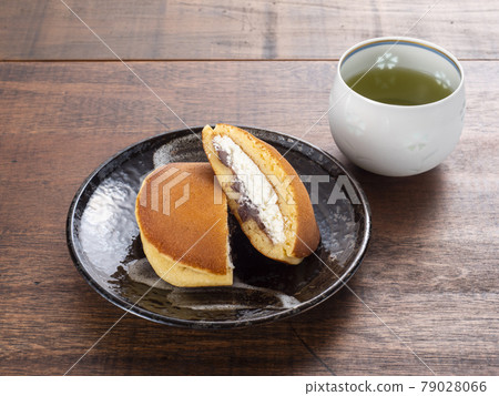 Raw dorayaki 79028066