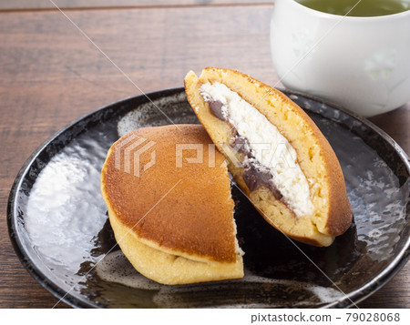 Raw dorayaki 79028068