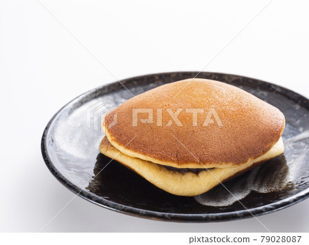 Raw dorayaki 79028087