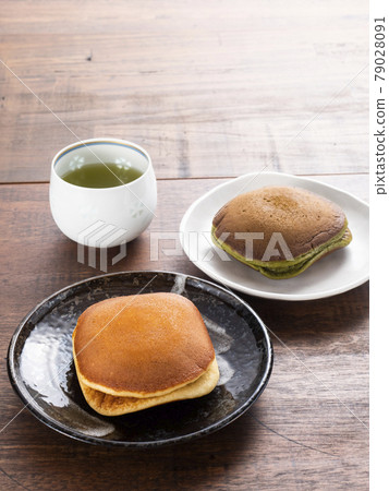 Raw dorayaki plain and matcha flavor 79028091