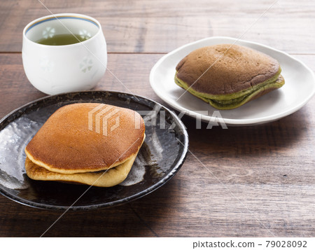 Raw dorayaki plain and matcha flavor 79028092