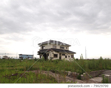A house left behind in Arahama district, Sendai city (as of 2013) 79029700