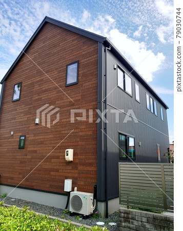 一個時尚的新獨立屋的形象 79030744