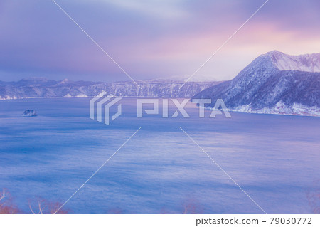 風吹過的摩週湖 79030772