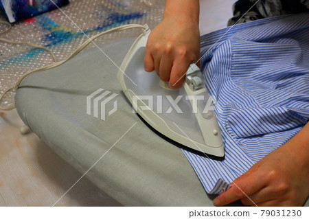 Housework ironing in the house 79031230