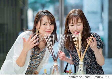 一個女人在一家室內雜貨店購物享受芬芳 79032085