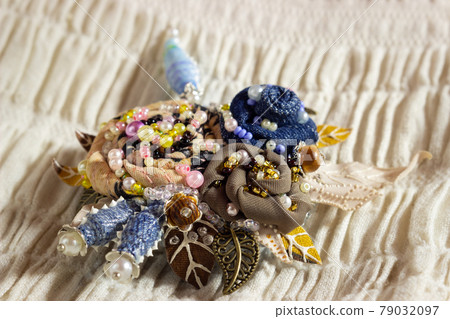 Textile brooch with embroidered flowers 79032097