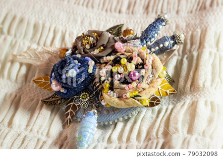 Textile brooch with embroidered flowers 79032098