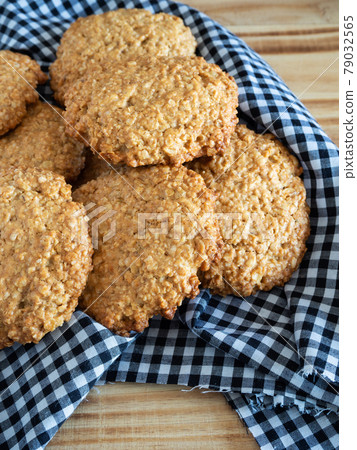 Homemade cinnamon oatmeal cookies Homemade cinnamon oatmeal cookies 79032565