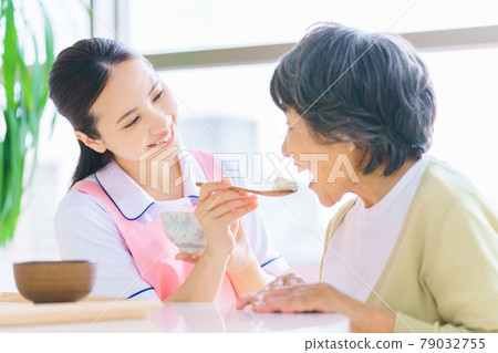 Long-term care staff to assist seniors with meals 79032755