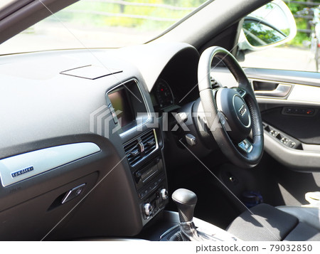 Audi Q5 in the car Audi Q5 in the car 79032850