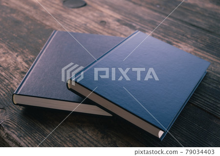 兩本書 79034403