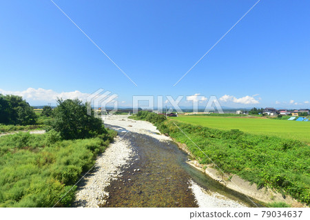 In the summer of 2020, the scenery from the train window from Nozoki Station on the Ou Line to Shinjo Station 79034637
