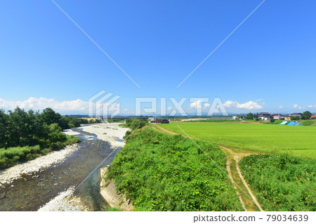 In the summer of 2020, the scenery from the train window from Nozoki Station on the Ou Line to Shinjo Station 79034639