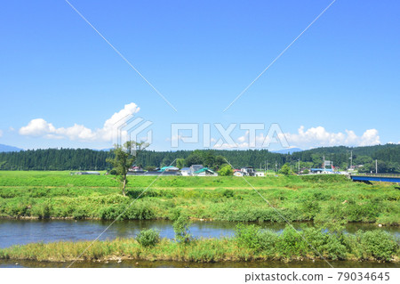 從大井站到新莊站之間的列車車窗望出去的景色（2020年夏季） 79034645