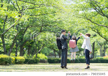 Parent-child commuting to school Family image Parent-child commuting to school Family image 79035045