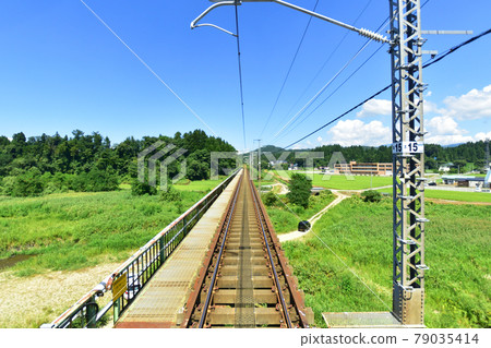 2020年夏天，山形線新莊站與赤湯站之間的電車窗外風景 79035414