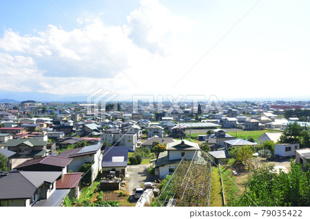 2020年夏天，山形線新莊站與赤湯站之間的電車窗外風景 79035422