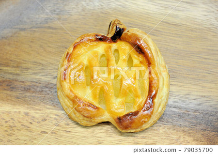Apple-shaped apple pie Apple-shaped apple pie 79035700