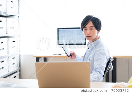 操作兩台個人電腦和一部智能手機的工程師 操作兩台個人電腦和一部智能手機的工程師 79035752