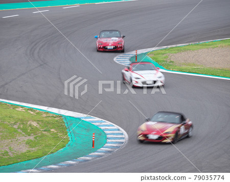 Car racing corner 79035774