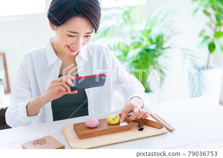拍攝用智能手機製作的日式點心的女性 拍攝用智能手機製作的日式點心的女性 79036753