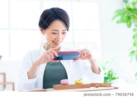 拍攝用智能手機製作的日式點心的女性 拍攝用智能手機製作的日式點心的女性 79036756