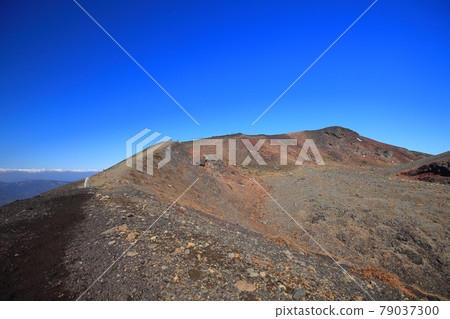 Autumn sunny Mt. Iwate trekking 79037300