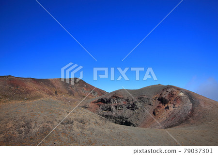 Autumn sunny Mt. Iwate trekking 79037301