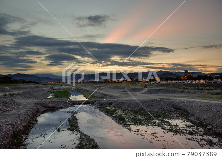天上冉冉升起的太陽,天空絢麗的色彩,大地美麗的光芒,還有藍天白雲倒映在江面上。 天上冉冉升起的太陽,天空絢麗的色彩,大地美麗的光芒,還有藍天白雲倒映在江面上。 79037389