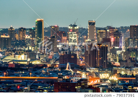 《夕陽西下》、《花鳥的初次登場》、《城城五色》、《浪漫》。 79037391