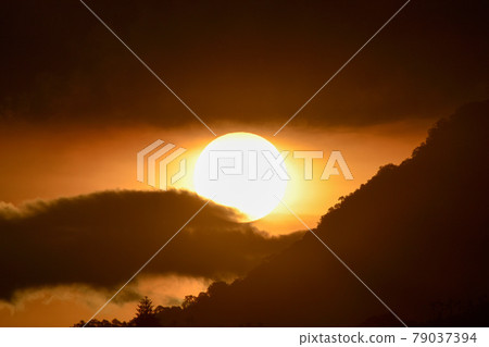 落日。 Ryochi Somechibachi，浪漫的溫暖。 79037394